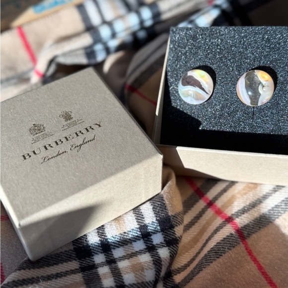 🔥NIB🎁BURBERRY BOLD GOLD Double sided Acrylic Sphere/Marble Earrings! Very RARE! - Picture 8 of 14